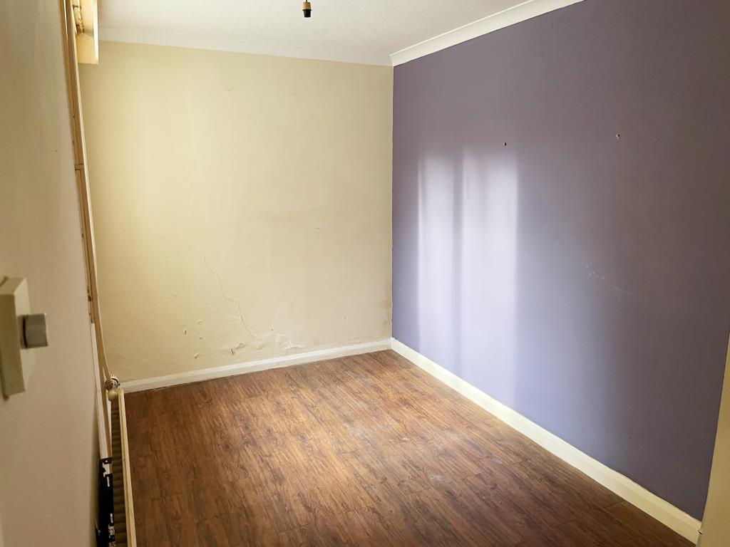 Lot: 60 - LARGE TWO-BEDROOM GROUND FLOOR FLAT - Bedroom with radiator